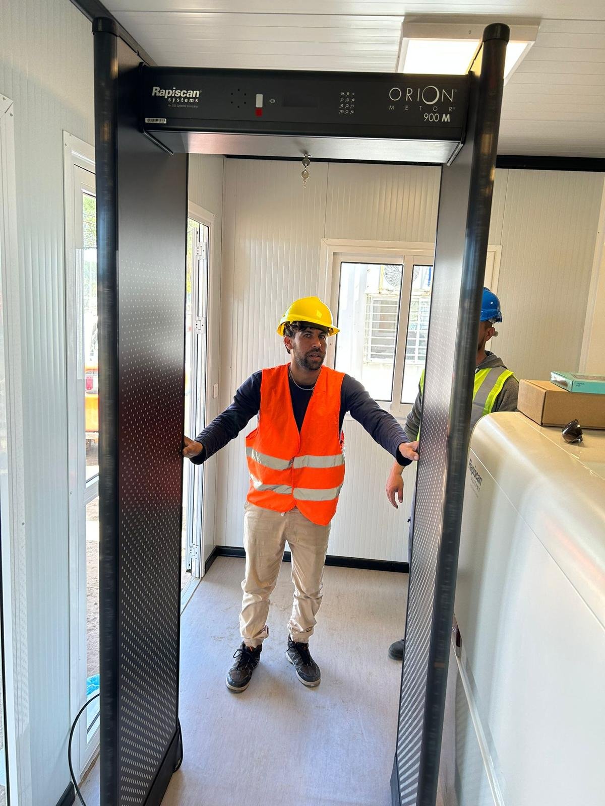 Instalación especializada de un arco detector Rapiscan, imagen 4 de 6